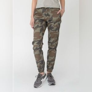 DU/ER Live Lite Jogger - Camo Civilian - Women’s Size L / Inseam ~ 26 Inches